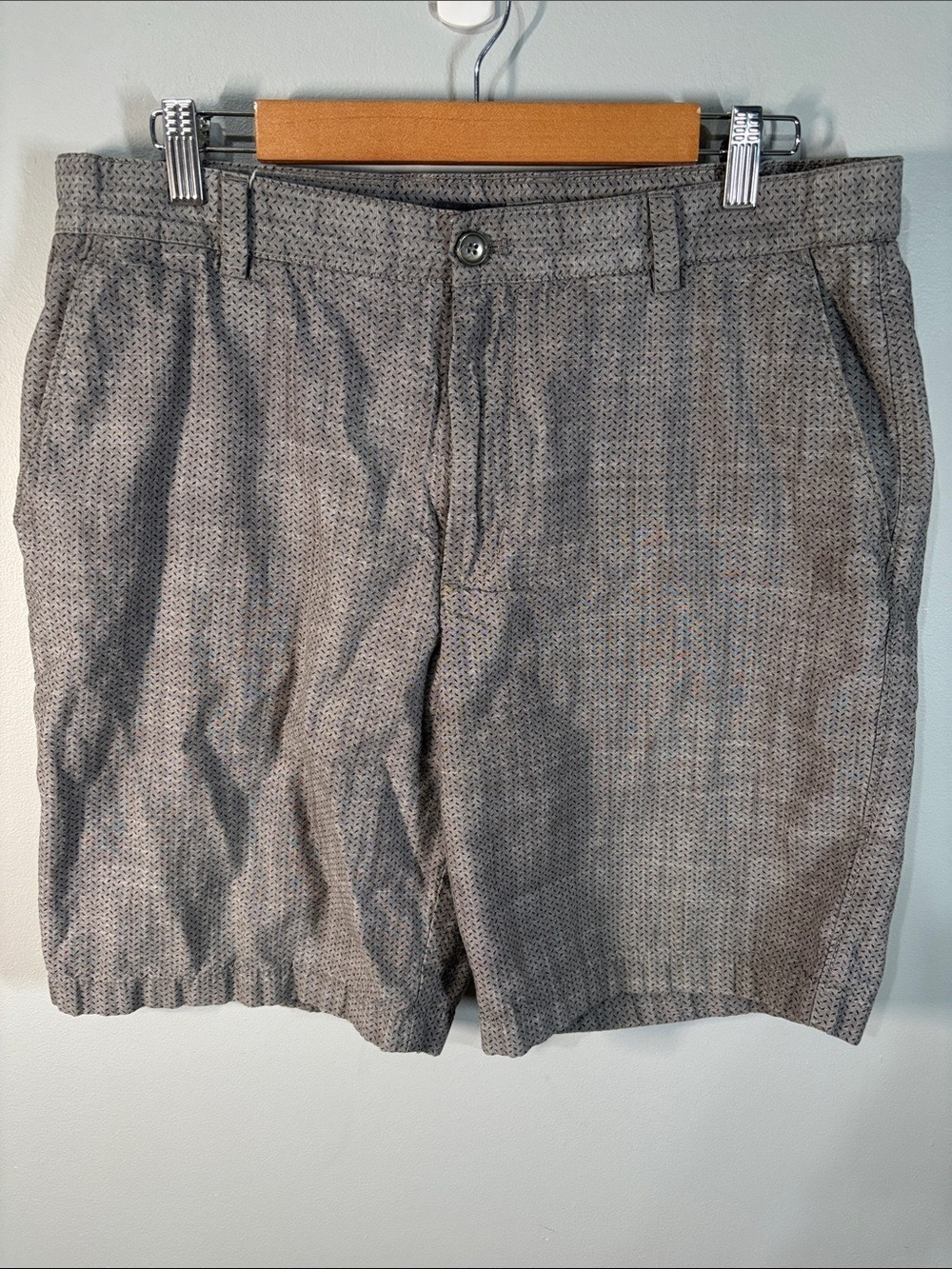 Van Heusen Shorts Men's Size 36 Grey Black Pattern Flat‎ Front Shorts